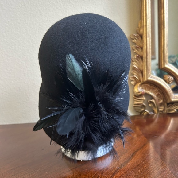Vintage black wool cloche hat with feather trim - Picture 4 of 5